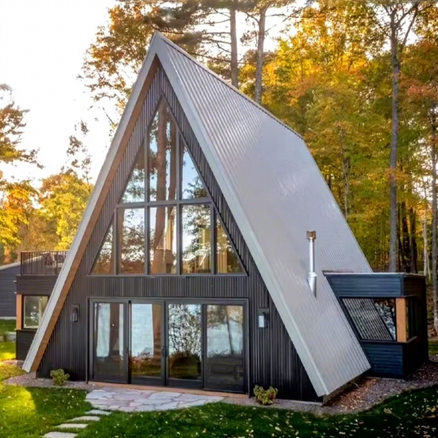 Casa modulare prefabbricata per soggiorno in famiglia mobile a triangolo in legno con design tradizionale, giardino, soggiorno, bagno, cucina, facile da installare